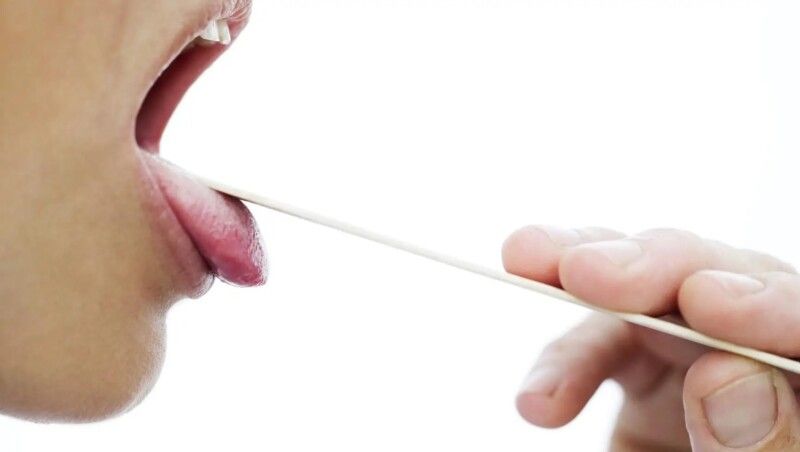 تحذير من عادة شائعة أثناء تنظيف اللسان قد تؤثر سلبا على القلب