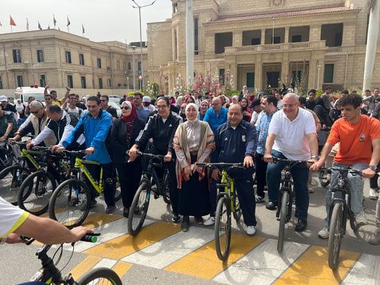 رئيس جامعة القاهرة وقيادات الجامعة يشاركون الطلاب ماراثون للدراجات