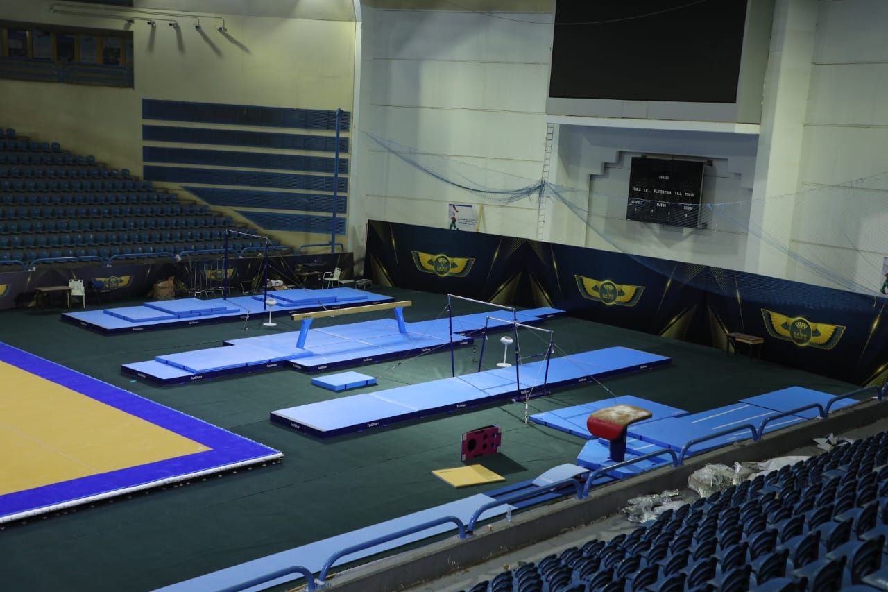 استعدادات مجمع الصالات باستاد القاهرة قبل انطلاق كأس العالم للجمباز الفني.. صور