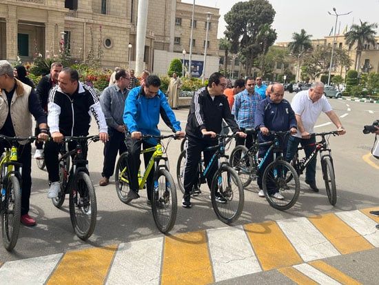 رئيس جامعة القاهرة وقيادات الجامعة يشاركون الطلاب ماراثون للدراجات