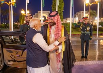 حسم 15 درجة والنقل و"الانتساب".. عقوبات الطلاب المعتدين على المعلمين