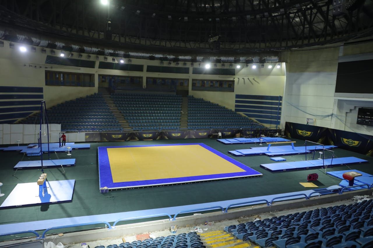 استعدادات مجمع الصالات باستاد القاهرة قبل انطلاق كأس العالم للجمباز الفني.. صور