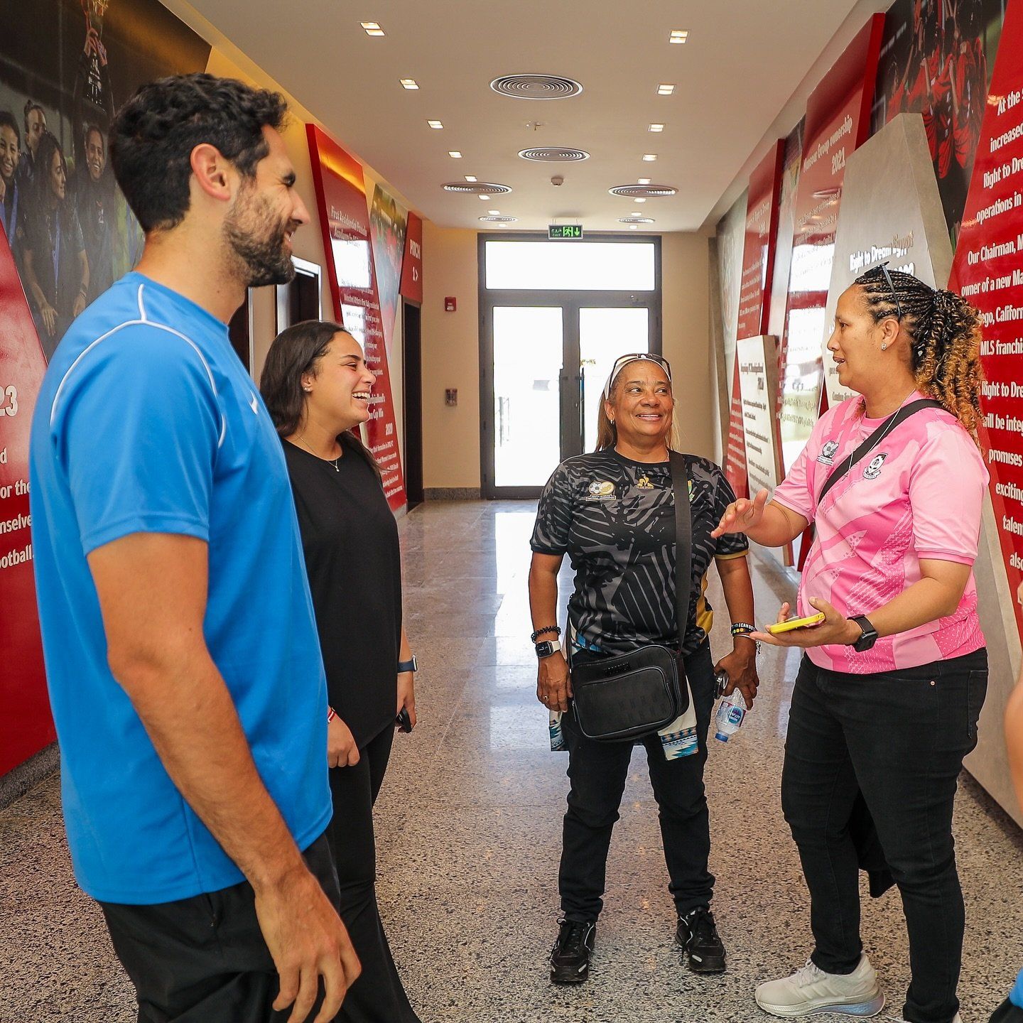 أسطورة كرة القدم النسائية فى أفريقيا ديسيريه إلينز تزور نادى مسار