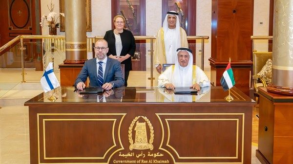 سعود بن صقر يشهد توقيع مذكرة تفاهم بين حكومة رأس الخيمة ومنطقة لاهتي الفنلندية