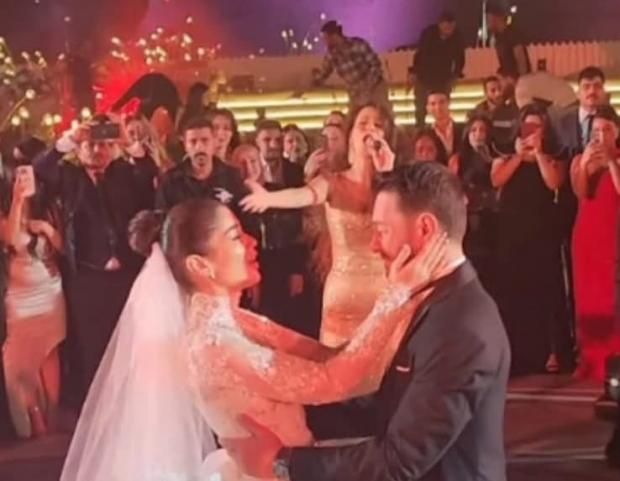 دموع ليلى أحمد زاهر في حفل زفافها.. «بنت أبويا» (صور)