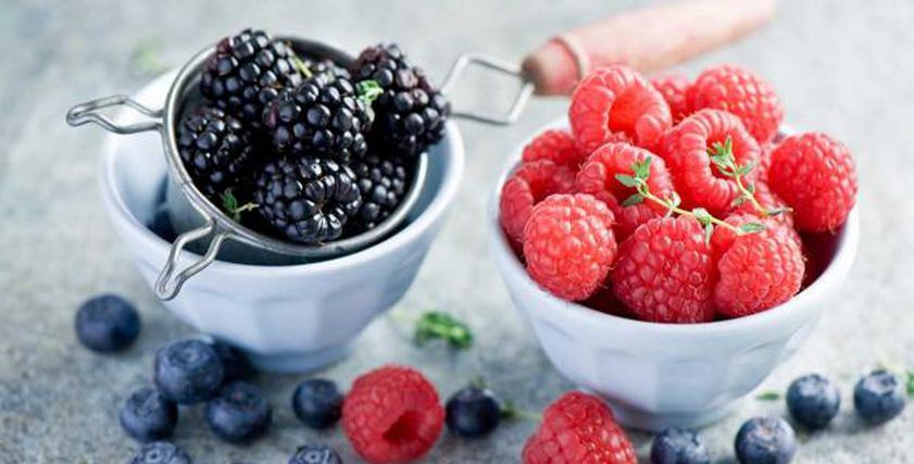 فاكهة موسمية خارقة بمخاطر خفية.. ما لا تعرفه عن التوت؟