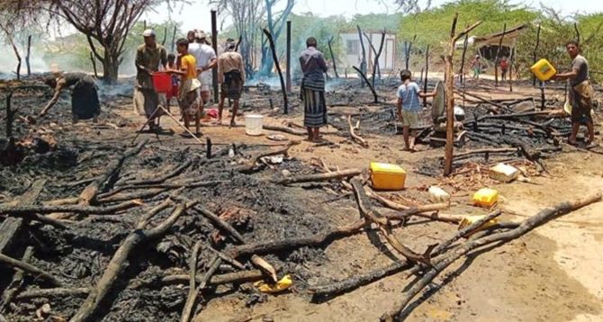 أبين.. إصابة امرأة وخسائر مادية جراء حريق في مخيم للنازحين 