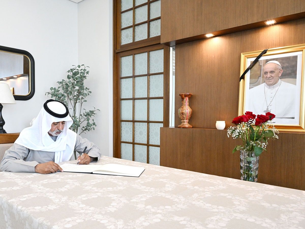 الامارات | نهيان بن مبارك يقدم واجب العزاء في وفاة البابا فرنسيس