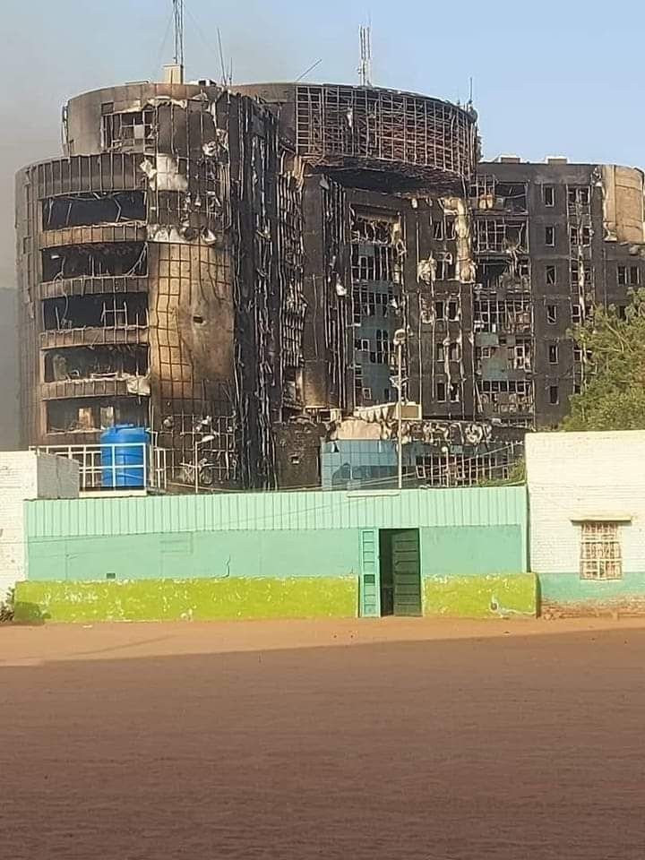 بالفيديو.. شاهد الدمار الذي أحدثه اللواء “طلال” على برج المليشيا بالخرطوم في الساعات الأولى من الحرب بقرار انفرادي وشجاع منه نجح في قلب الموازين وحسم المعركة لصالح الجيش