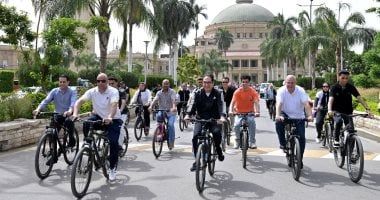 رئيس جامعة القاهرة يشارك الطلاب ماراثون الدراجات ومباراة كرة قدم خماسية