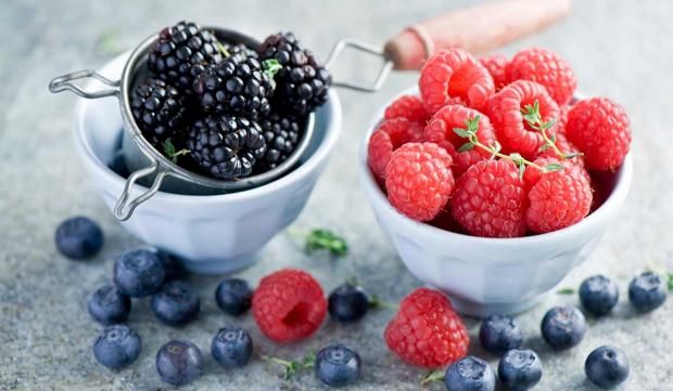 فاكهة موسمية خارقة بمخاطر خفية.. ما لا تعرفه عن التوت؟