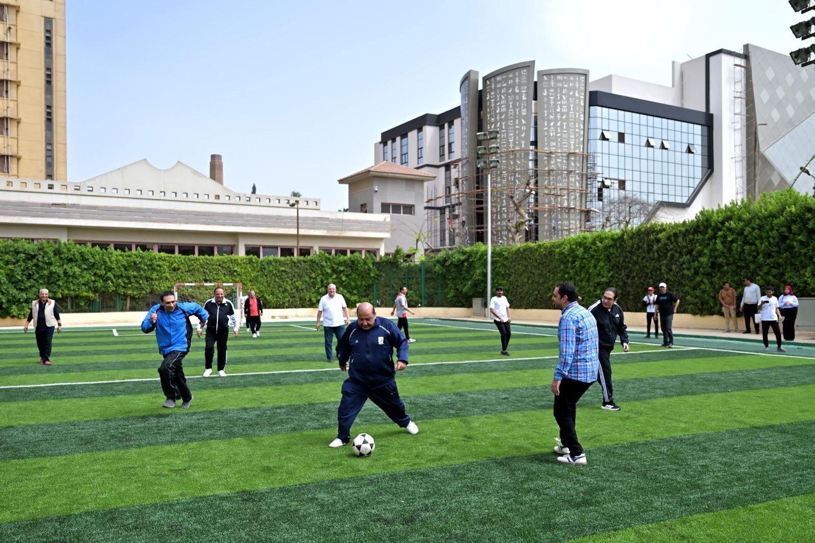 رئيس جامعة القاهرة يشارك الطلاب ماراثون الدراجات ومباراة كرة قدم خماسية