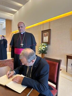 باسيل قدّم التعازي بالبابا فرنسيس: نتطلع لانتخاب بابا جديد بأمل مواصلة مسيرة المؤمنين