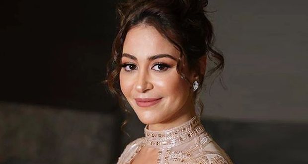 منة شلبي تفوز بجائزة أفضل ممثلة.. ورسالة مؤثرة بعد التكريم