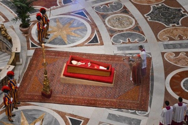 الفاتيكان أعلن أن 50 رئيس دولة و10 ملوك سيحضرون جنازة البابا فرنسيس السبت