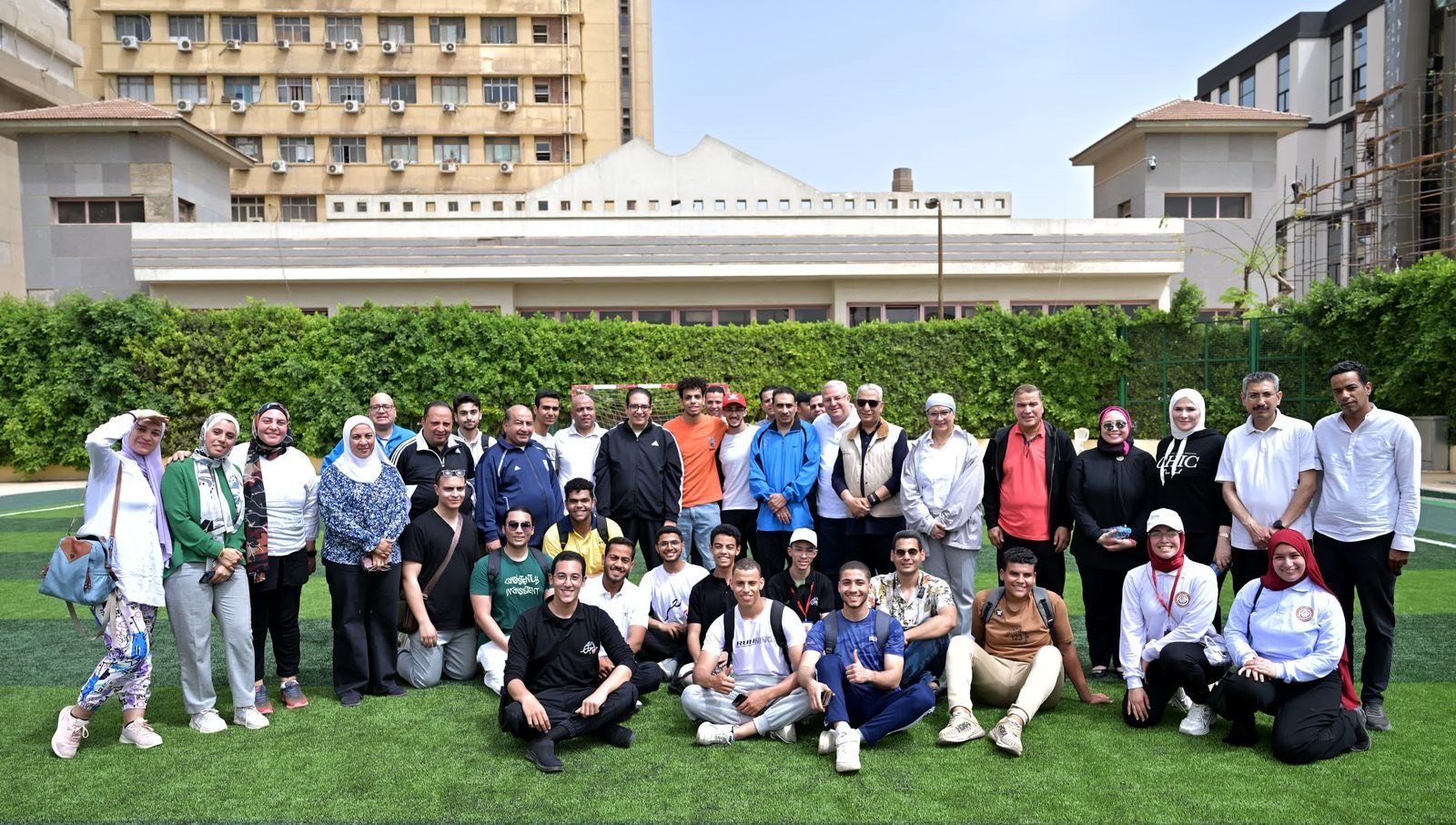 رئيس جامعة القاهرة يشارك الطلاب ماراثون الدراجات ومباراة كرة قدم خماسية