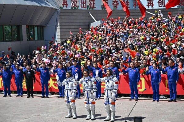 سلطات الصين ترسل اليوم طاقما جديدا يضم ثلاثة رواد فضاء إلى محطتها الفضائية