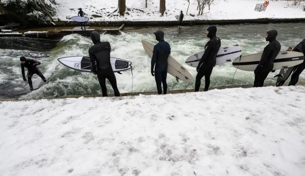 حوادث عالمية.. مقتل طالب طعنًا في فرنسا وغرق امرأة بين أمواج ألمانيا