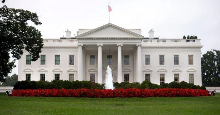 "بوليتيكو": البيت الأبيض يناقش رفع العقوبات عن أصول روسية بأوروبا كجزء من نقاش بشأن إنهاء الحرب