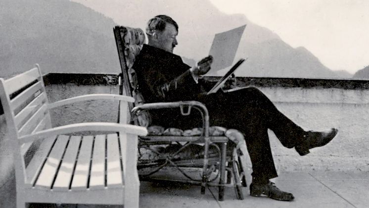 خديعة القرن! كيف وقعت الصحافة البريطانية في فخ "مذكرات هتلر" المزيفة؟