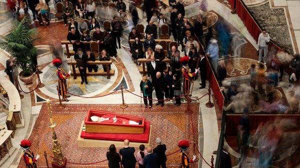 استمرار توافد الحشود لإلقاء نظرة وداع على البابا فرنسيس