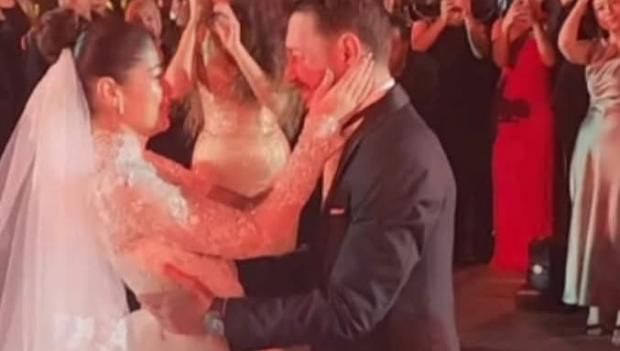 دموع ليلى أحمد زاهر في حفل زفافها.. «بنت أبويا» (صور)