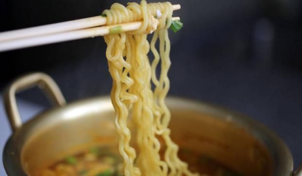 هل تسبب النودلز الإصابة بتسمم الدم؟.. خبراء التغذية يحذرون من الإفراط في تناولها