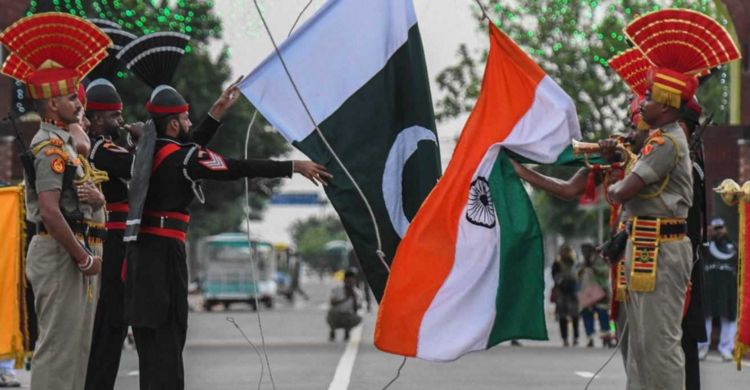 سلطات باكستان تطرد مسؤولين هنديين وتتخذ إجراءات ضد الهند تشمل إغلاق مجالها الجوي وتعليق التجارة معها