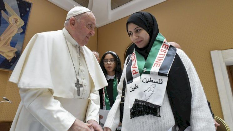 سيل التعليقات العربية المهينة ضد البابا الراحل عبر السوشيال.. لماذا؟