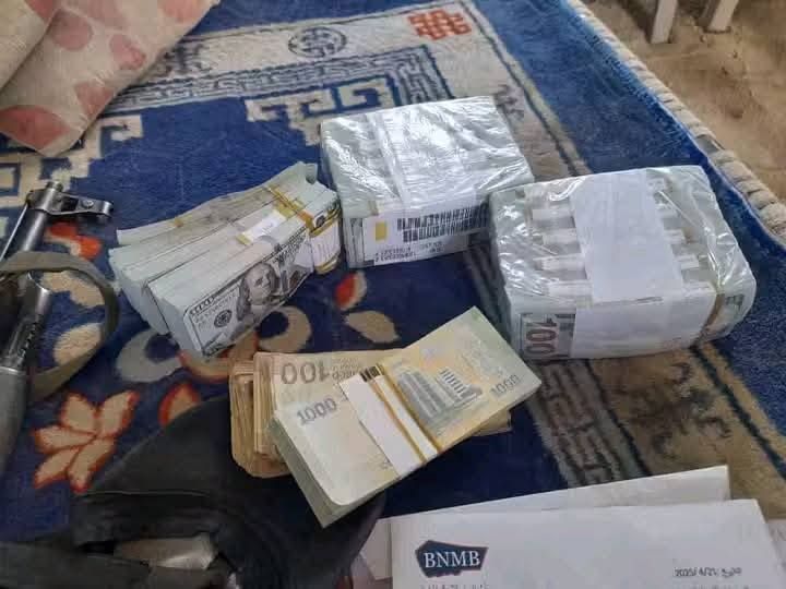 شاهد بالصور.. في موقف يُجسد الشرف والأمانة.. شرطي سوداني يعيد مبلغ 250 ألف دولار ومبالغ أخرى لصاحبها بعد تعرض سيارته التي يقودها لحادث سير بالطريق القومي