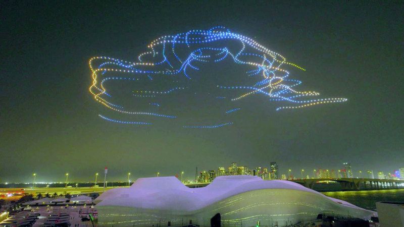 الامارات | 6300 طائرة «درون» ترسم لوحة مدهشة في سماء أبوظبي