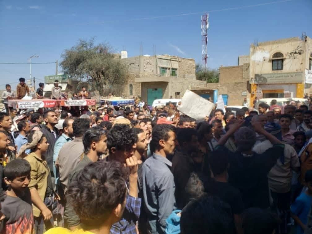 تعز..محتجون ينددون باعتداء ضابط على أحد التجار في مدينة التربة