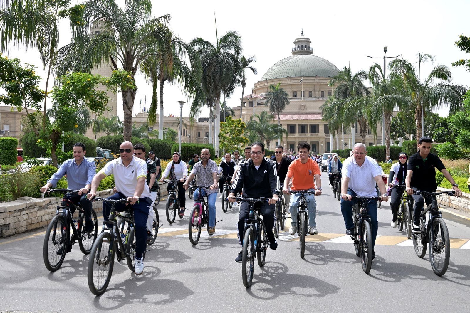 رئيس جامعة القاهرة يشارك الطلاب ماراثون الدراجات ومباراة كرة قدم خماسية