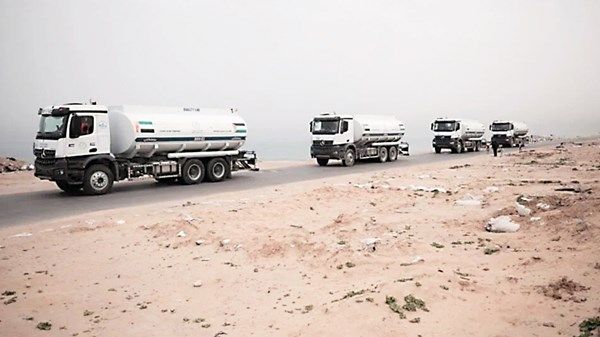 «الفارس الشهم 3» تسير صهاريج مياه للمخيمات في مواصي خان يونس
