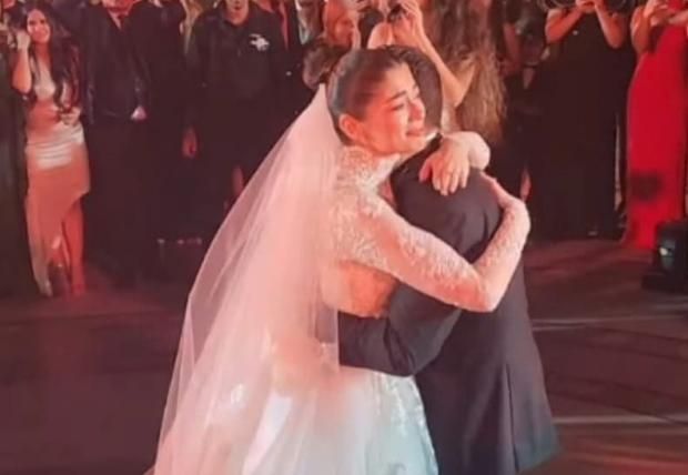 دموع ليلى أحمد زاهر في حفل زفافها.. «بنت أبويا» (صور)