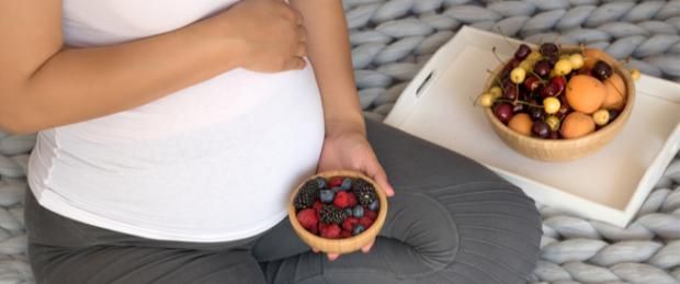 فاكهة موسمية خارقة بمخاطر خفية.. ما لا تعرفه عن التوت؟