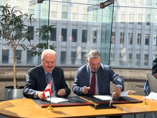 وزير المالية والمدير الاقليمي بالبنك الدولي وقّعا قرضاً بقيمة 250 مليون دولار مخصصا لمعالجة موضوع الكهرباء