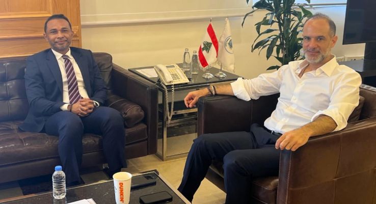 رسامني عرض مع سفير ماليزيا العلاقات الثنائية وسبل تعزيز التعاون