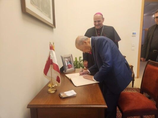 شخصيات سياسة ودينية زارت السفارة البابوية في حريصا معزية برحيل البابا فرنسيس