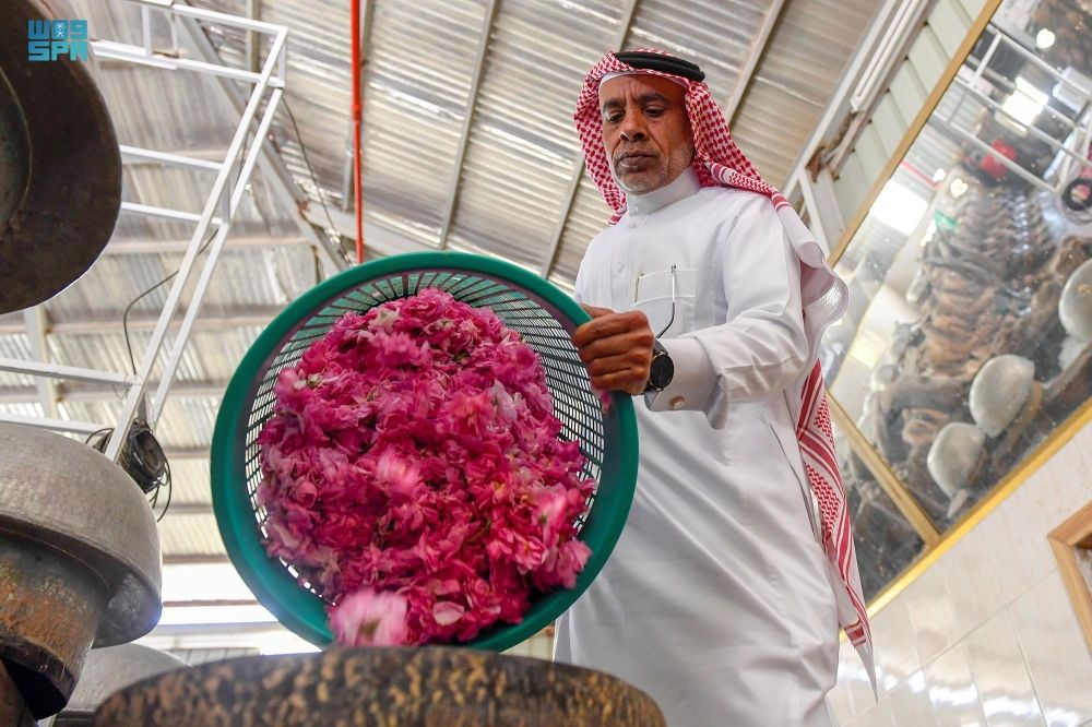 وفد عماني يطلع على تجربة المملكة الرائدة في زراعة الورد الطائفي