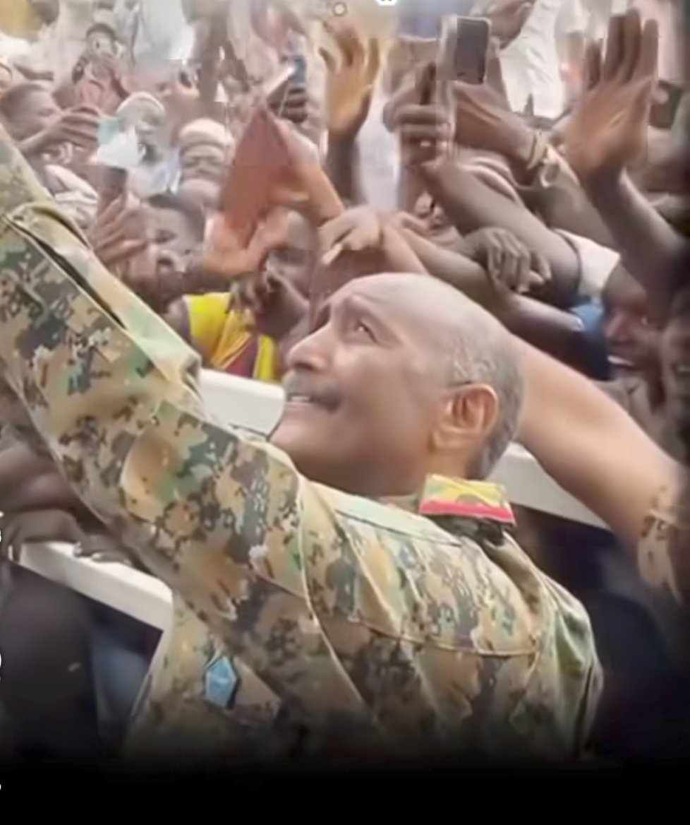 شاهد بالصورة والفيديو.. قائد الجيش السوداني “البرهان” يواصل كسر “البروتوكول” ولتقط أجمل “سيلفي” مع المواطنين وساخرون: (حميدتي تعال اتصور كدة كان تقدر)