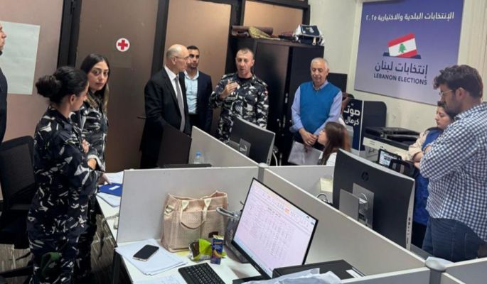 الحجار تفقد غرفة المراجعات وأعطى توجيهاته لتكثيف الجهود الإدارية لإنجاح العملية الإنتخابية