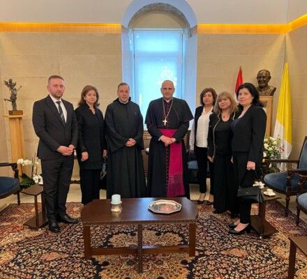 شخصيات سياسة ودينية زارت السفارة البابوية في حريصا معزية برحيل البابا فرنسيس
