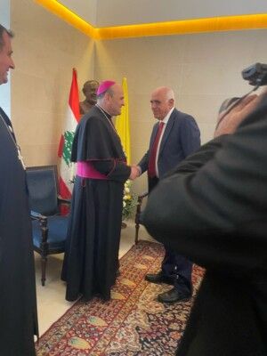 شخصيات سياسة ودينية زارت السفارة البابوية في حريصا معزية برحيل البابا فرنسيس