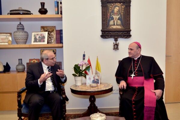 سلام زار السفارة البابوية وقدّم التعازي بوفاة البابا فرنسيس