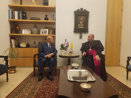 شخصيات سياسة ودينية زارت السفارة البابوية في حريصا معزية برحيل البابا فرنسيس