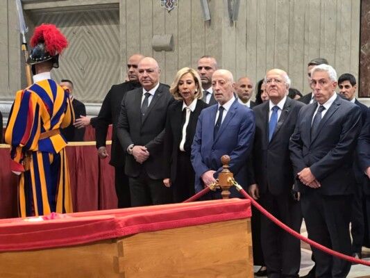 الرئيس عون والسيدة الأولى ألقيا النظرة الأخيرة على جثمان البابا فرنسيس المسجى في الفاتيكان