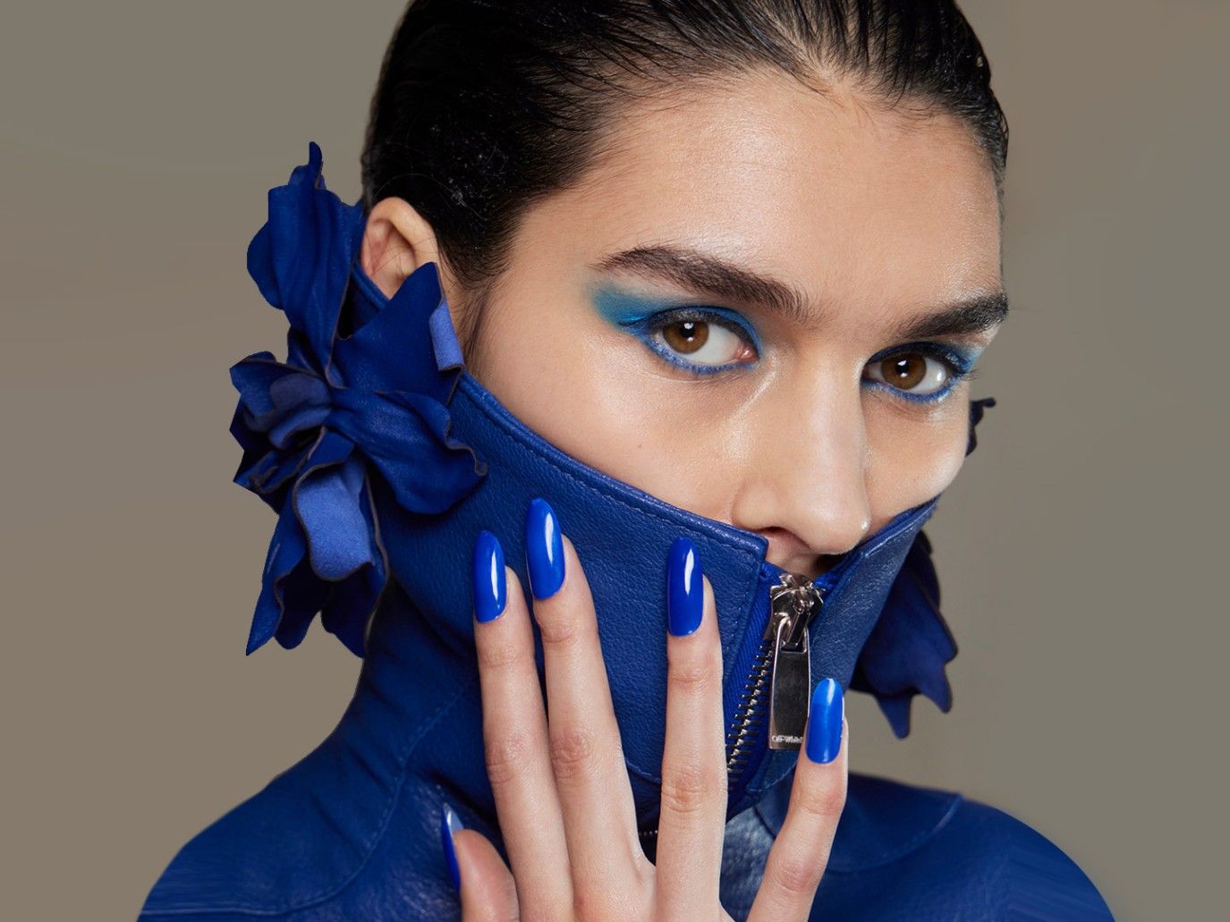 موضة الأظافر المعدنية صيحة تتصدر موضة الجمال لصيف 2025.. تعرفي إليها بالصور