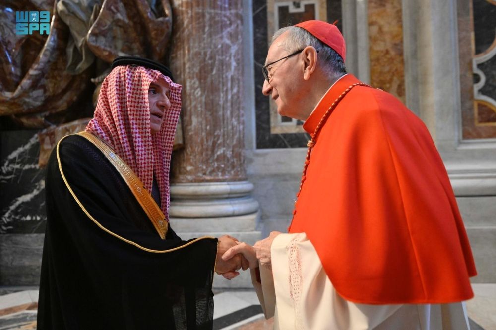 "الجبير" ينقل تعازي القيادة في وفاة البابا لرئيس وزراء الفاتيكان