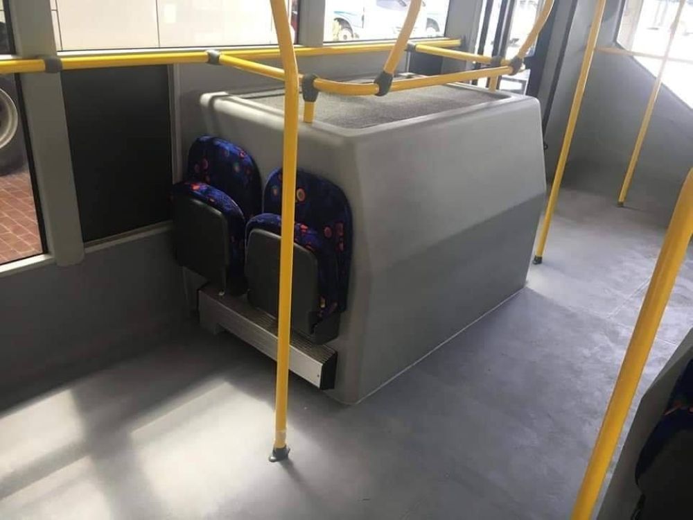 اصطدام حافلة بأحد الأعمدة في مطار القاهرة وإصابات طفيفة بين الركاب